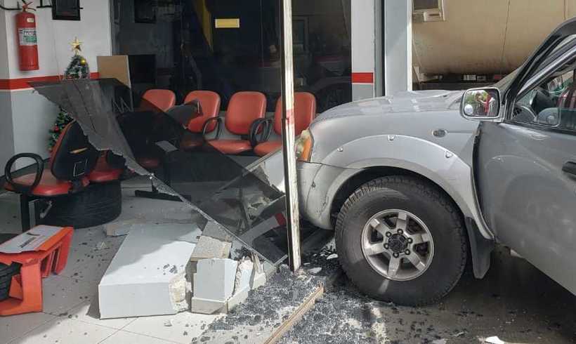 Motorista passa mal ao volante e invade loja de pneus em Contagem - Corpo de Bombeiros/Divulgação