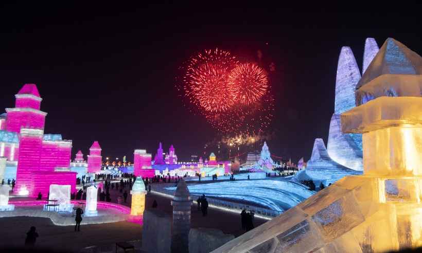 Festival na China expõe esculturas exuberantes em gelo - Noel CELIS / AFP