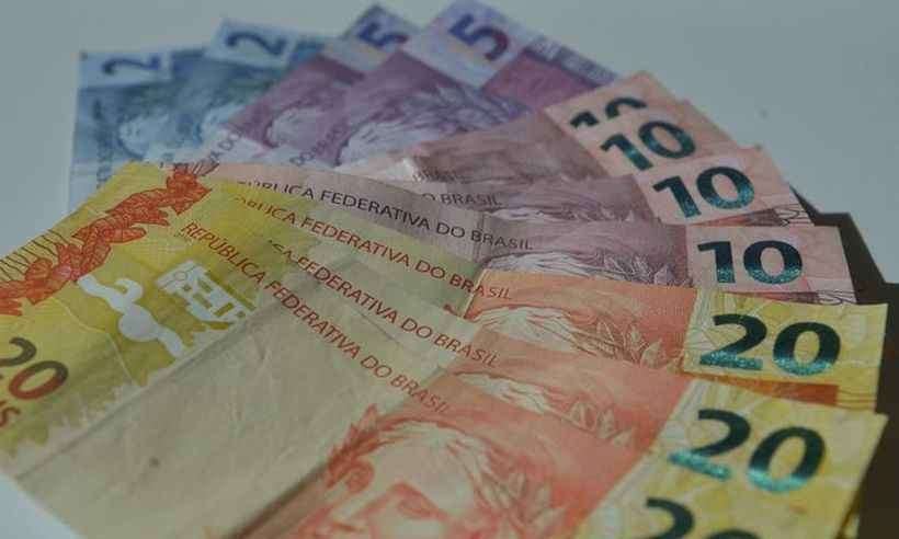 Salário mínimo de R$ 1.039 fixado por Bolsonaro não repõe inflação de 2019 - Marcello Casal/Agência Brasil 