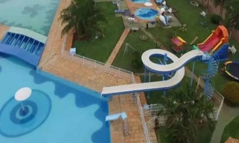 Criança de 6 anos cai de uma altura de cinco metros em toboágua - Reprodução/Facebook