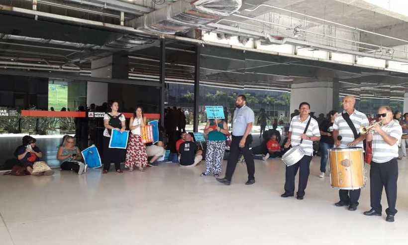 Servidores da educação protestam por piso salarial e 13º - Matheus Muratori/EM/DA Press