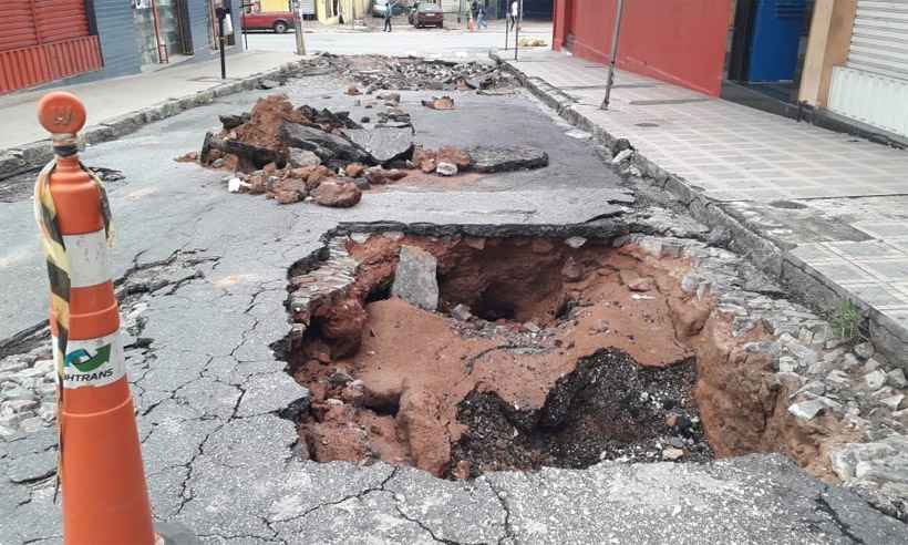 Enxurrada piora situação de buracos e rua é interditada no Barreiro - Jair Amaral/EM/DA Press
