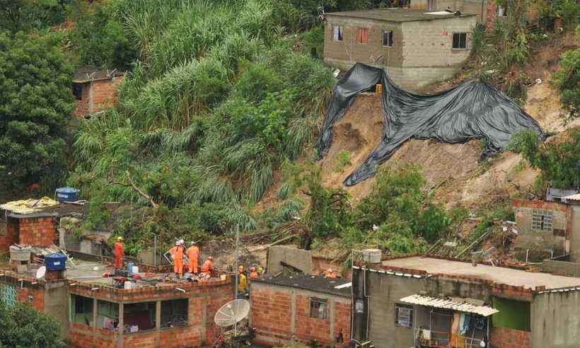 Três pessoas morrem soterradas em deslizamento de terra em Ibirité - Alexandre Guzanshe/EM/D. A Press