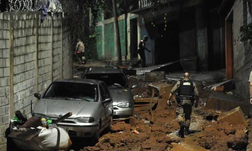 Deslizamento derruba vários imóveis no Barreiro, em BH - Marcos Vieira/EM/D.A Press