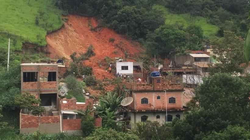 Deslizamento de encosta soterra duas casas e mata quatro pessoas em Betim - Edésio Costa/EM/D.A Press