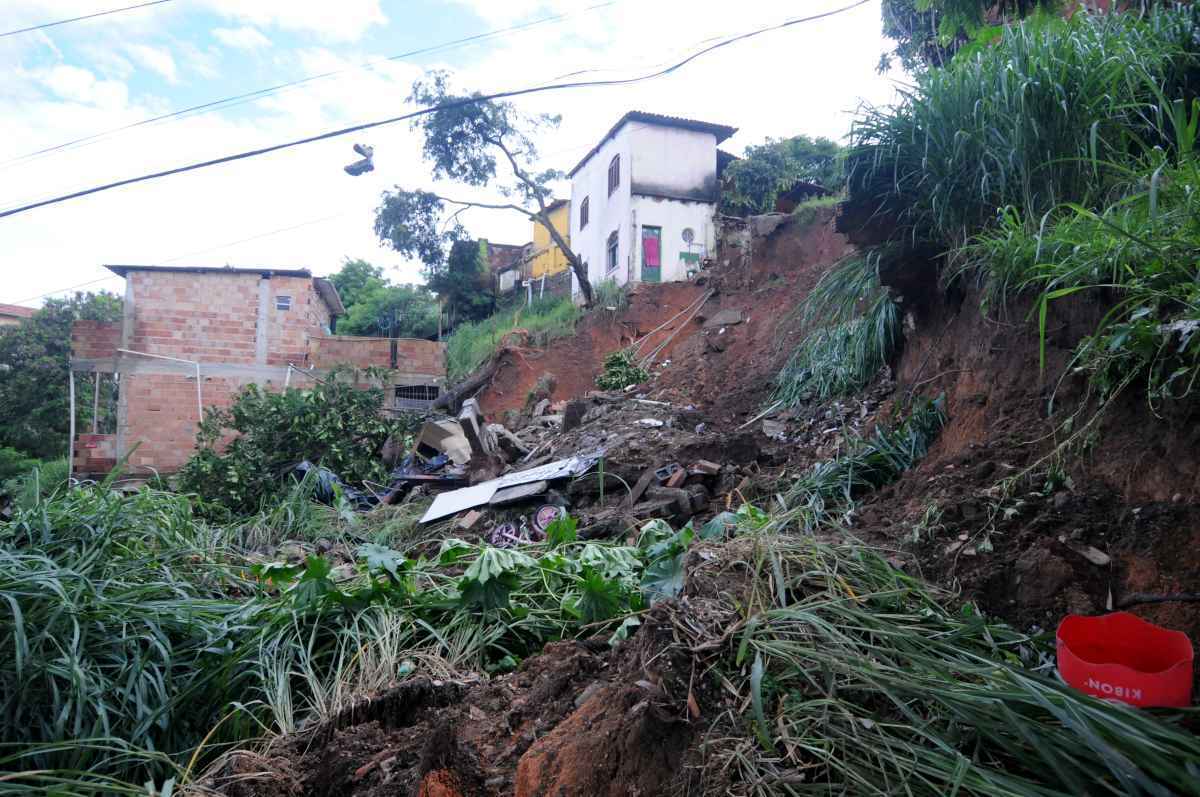 Com medo de novos desabamentos, moradores deixam bairro Jardim Alvorada - Túlio Santos/EM 