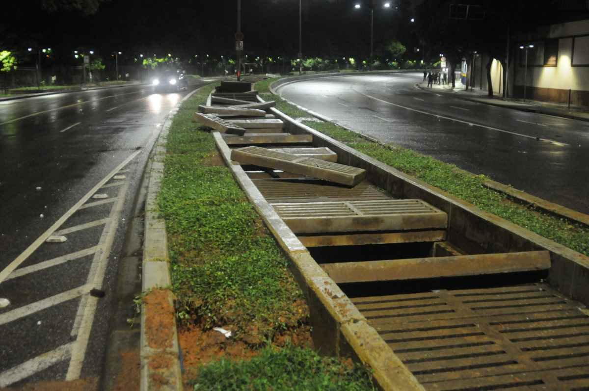 Saiba por que as águas do Rio Arrudas explodiram durante as fortes chuvas em BH  - Túlio Santos/EM. DA Press 