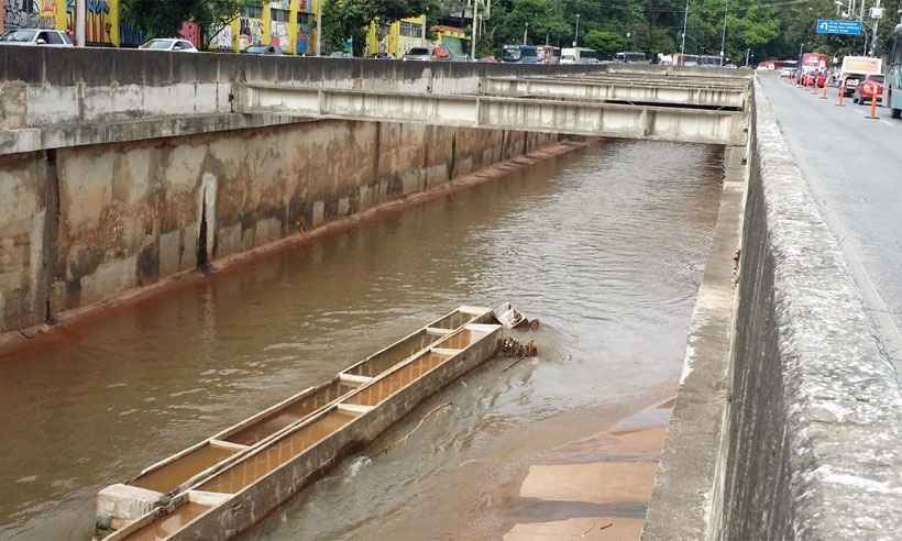 Avenida dos Andradas é parcialmente interditada após queda de vigas no Arrudas - Paulo Filgueiras/EM/DA Press