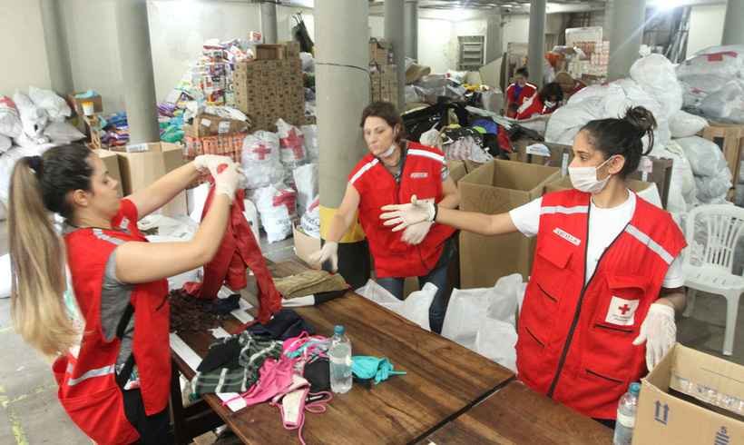 Com ajuda de voluntários, Cruz Vermelha leva doações a atingidos pelas chuvas em Minas - Jair Amaral/EM/D.A. Press 
