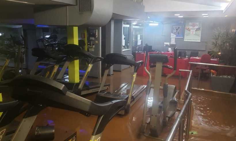 Em três horas, choveu mais que a metade do esperado para janeiro no Centro-Sul de BH - Márcia Maria Cruz/EM/D.A Press