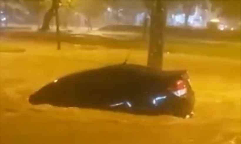 Vídeo: carro é arrastado por enxurrada na avenida do Contorno, em Belo Horizonte