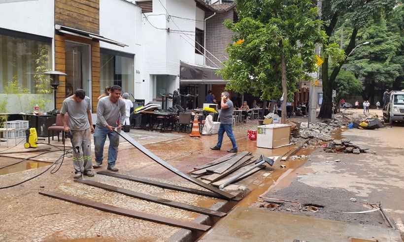 Apesar de temporal, restaurantes do Lourdes garantem funcionamento nesta quarta - Paulo Filgueiras/EM/DA Press