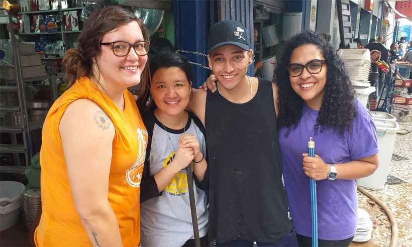 Voluntários de outros países ajudam na limpeza do Mercado Central de BH - Ivan Drummond/EM/DA Press