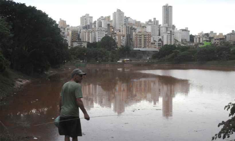 Moradores de bairros afetados pelo "dilúvio" de terça cobram explicações - Túlio Santos/EM/D.A Press