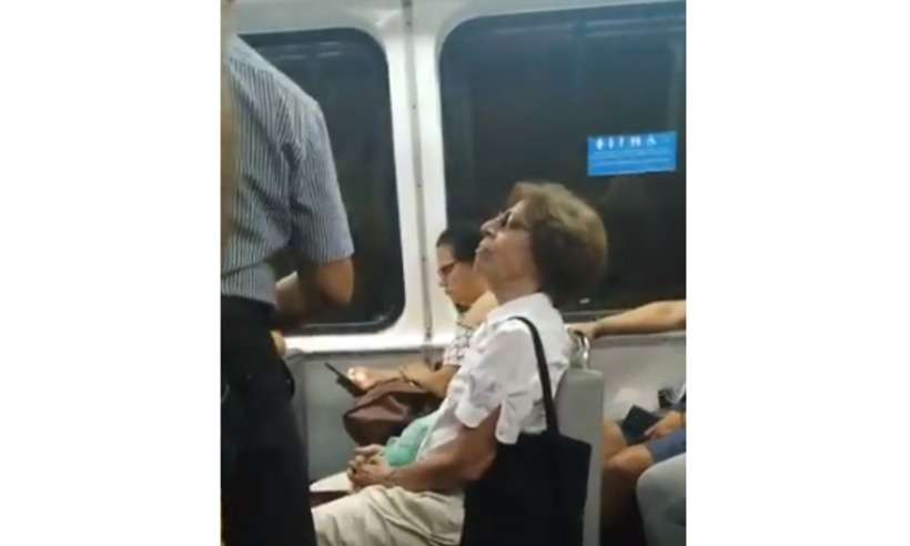 Idosa é acusada de xenofobia após chamar estudante de 'chinesa porca' em metrô; veja vídeo - Reprodução/Twitter