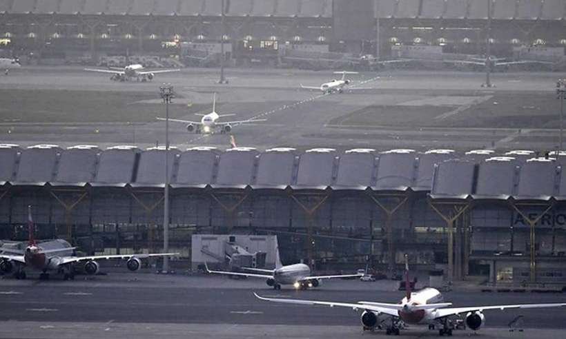 Avião faz aterrissagem de emergência na Espanha após problema no trem de pouso - Javier Soriano/AFP