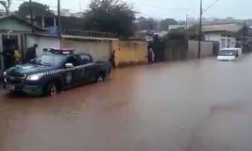 Homens presos por causa da chuva são retirados de van funerária na Grande BH - Divulgação/Guarda Municipal de Contagem