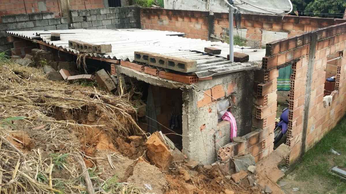 Barranco atinge casa em Santa Luzia; mãe e crianças se salvam - Paulo Filgueiras/EM/DA Press