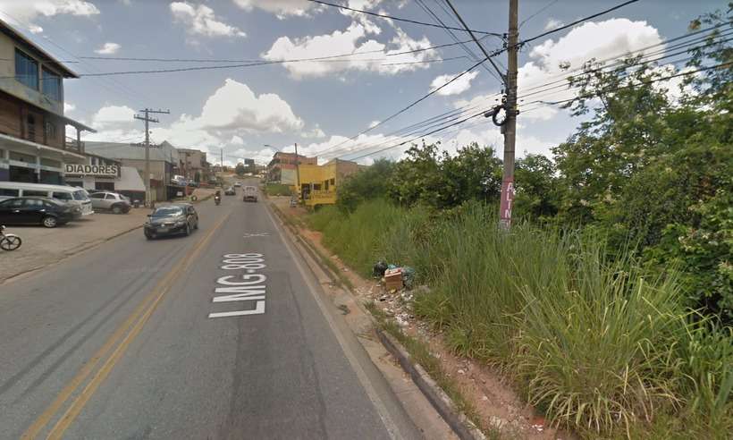 Carro bate em poste, deixa uma morte e três feridos em Contagem, na Grande BH - Google Street View/Reprodução