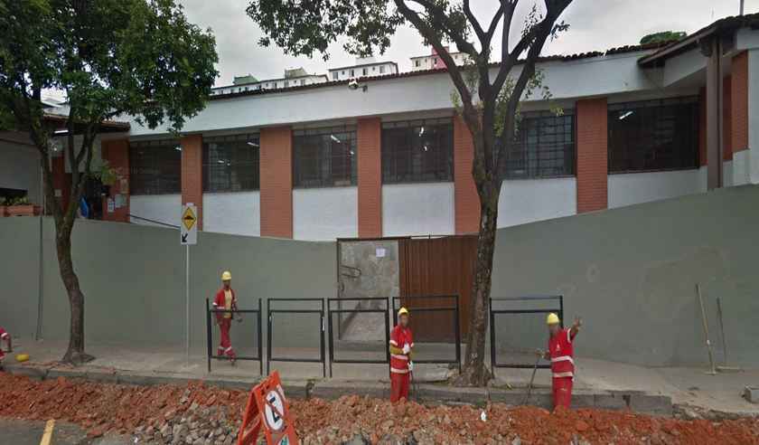 Risco geológico leva à interdição da Escola Municipal Carlos Góis em BH - Google Street View/Divulgação