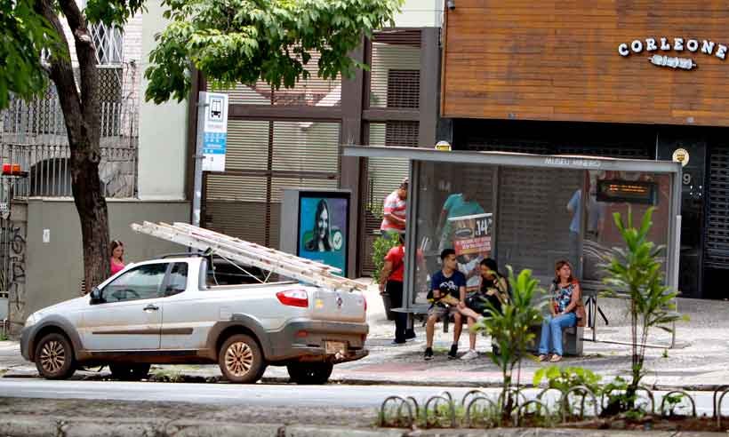 Motoristas desafiam leis até 'nas barbas' do Detran em Belo Horizonte - Edésio Ferreira/EM/DA Press