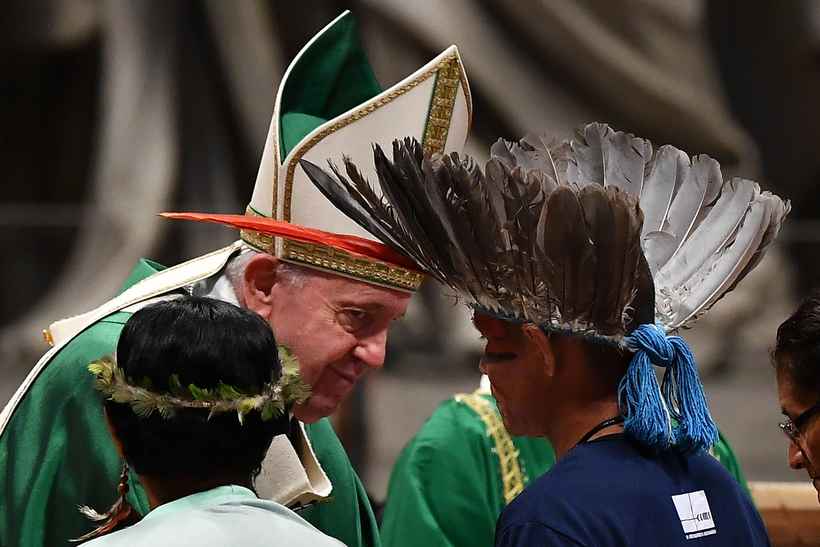 Papa rejeita ordenação de mulheres e homens casados na Amazônia - TIZIANA FABI / AFP