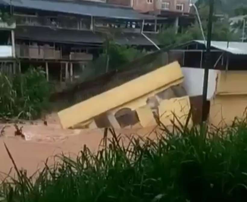 Casa desaba após temporal em Teixeiras, na Zona da Mata mineira; veja vídeo - Instagram/reprodução