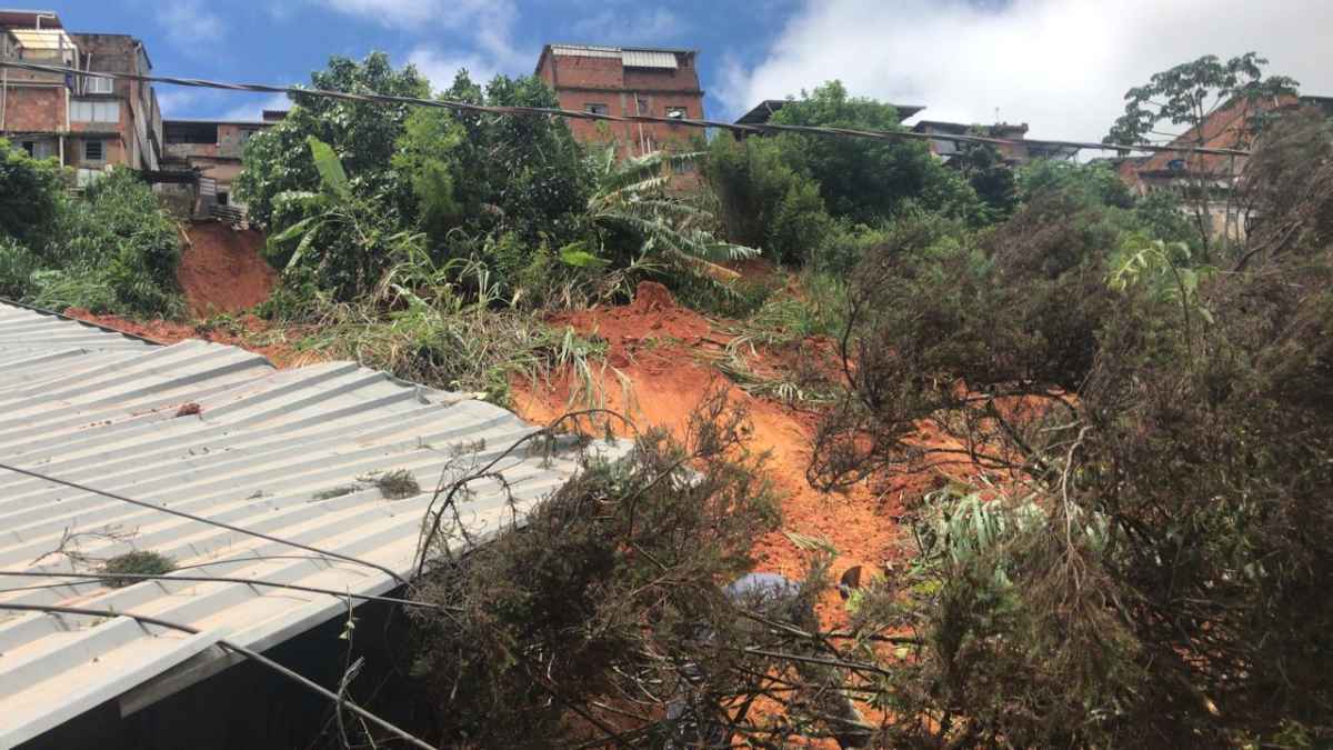 Homem de 55 anos morre após casa desabar em Juiz de Fora - Divulgação/Corpo de Bombeiros