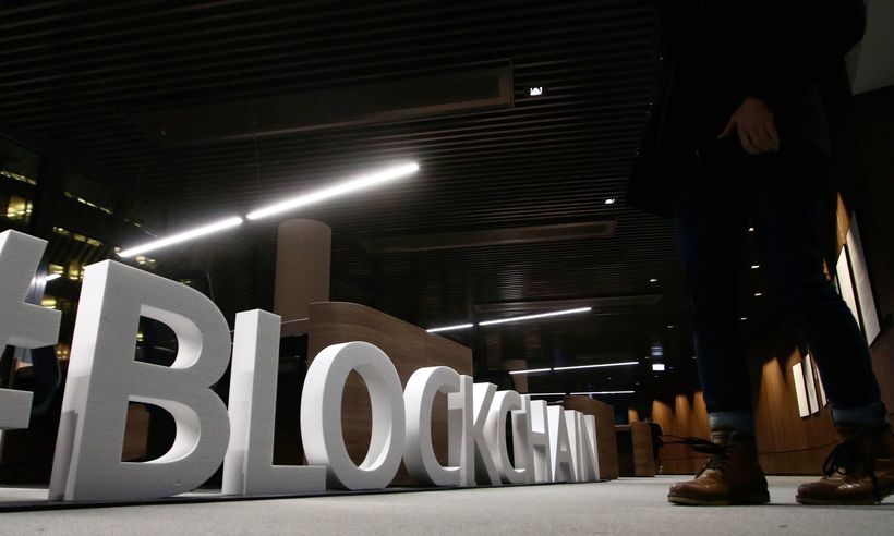 Conheça a importância da blockchain e seu impacto na sociedade - PETRAS MALUKAS/AFP