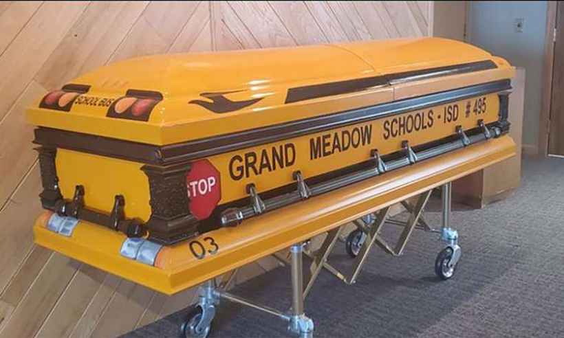 Após 55 anos como motorista escolar, homem ganha caixão especial no enterro - Hindt Funeral Homes