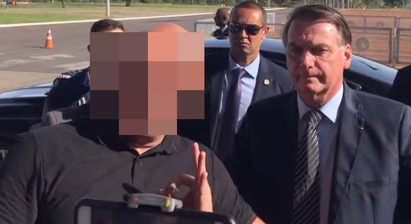 'Não vai pegar bem para mim', diz Bolsonaro sobre gesto de apoiador em foto -  Reprodução/Youtube