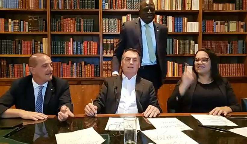 'Deu uma queimadinha, senão seria minha cara', diz Bolsonaro a deputado - Facebook/ reprodução