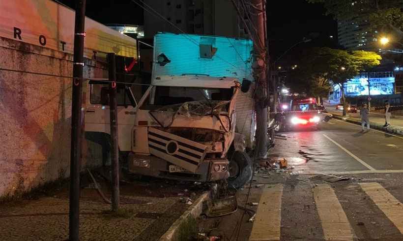 Caminhão desgovernado bate em carro e atinge pedestres em ponto de ônibus de Juiz de Fora - Corpo de Bombeiros/Divulgação