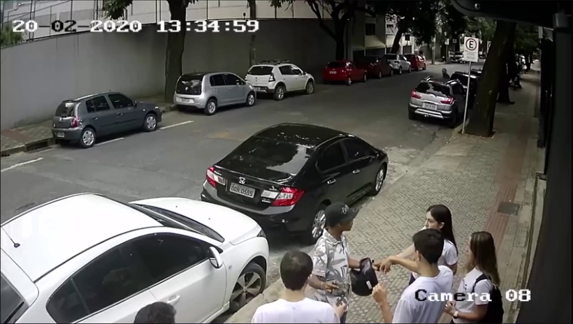 Vídeo mostra estudantes tendo celulares roubados; crime é recorrente no carnaval - Reprodução