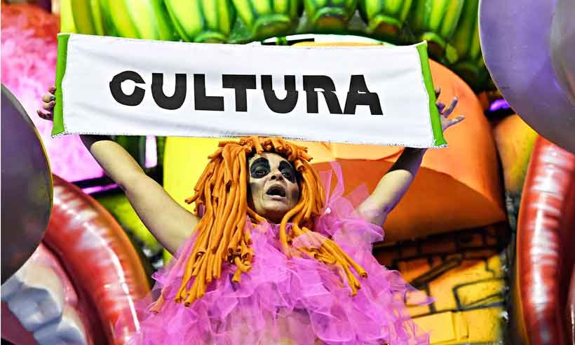 Bolsonaro: carnaval em Guarujá, longe dos recados da Sapucaí - Mauro Pimentel