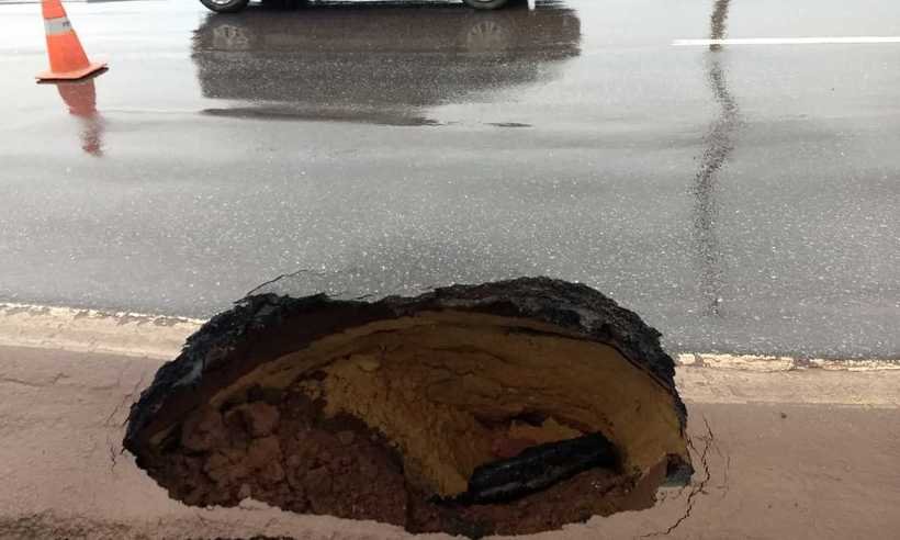 Buraco se abre no Anel Rodoviário na altura do Bairro Aparecida - Polícia Militar Rodoviária/Reprodução