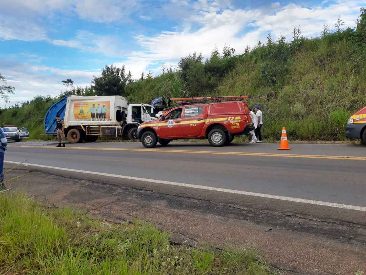 Acidente entre carro e caminhão de lixo deixa um morto no Sul de Minas - Corpo de Bombeiros/Divulgação