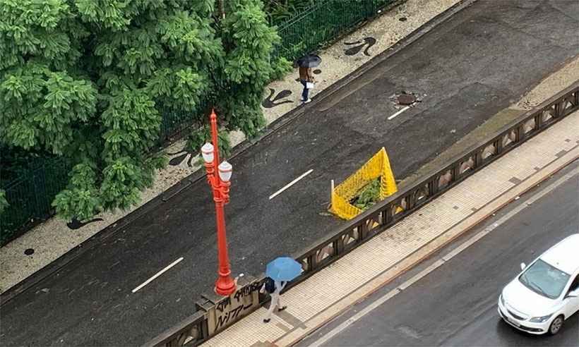 Mais um buraco se abre ao lado do Viaduto Santa Tereza, Centro de BH - Fred Bottrel/EM/DA Press