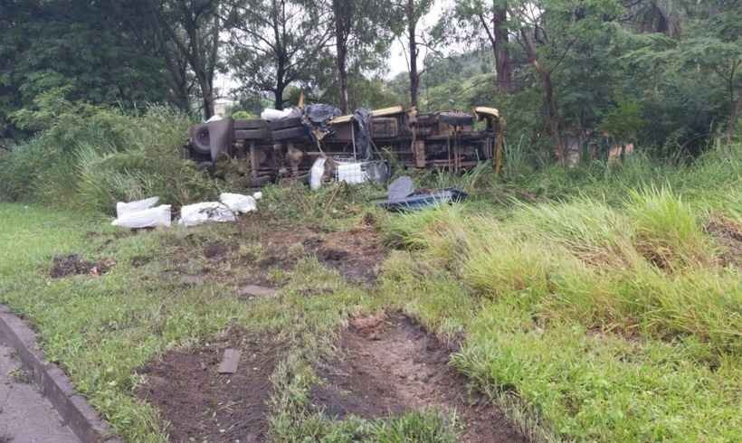 Carreta tomba, mata motorista e derrama soda cáustica na BR-040 - Corpo de Bombeiros/ Divulgação