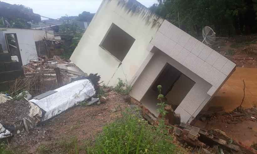 Duas casas caem, rio transborda e pontes são destruídas após temporal em Ubá - Corpo de Bombeiros/Divulgação