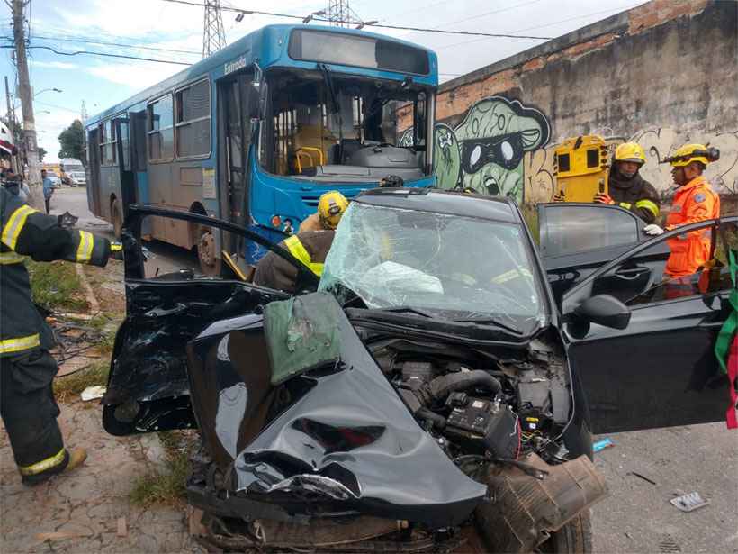 Batida entre carro e ônibus deixa quatro feridos em Contagem - Corpo de Bombeiros/Divulgação