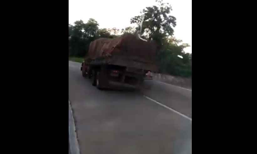 Caminhão desgovernado tomba na BR-040; veja imagens no momento do acidente - Reprodução/Youtube/Portal Uai