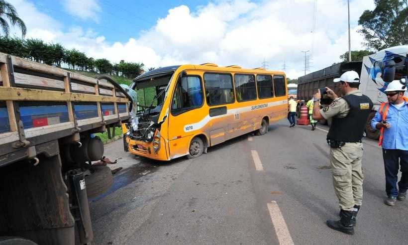 Ônibus bate em carreta no Anel Rodoviário e motorista fica ferido - Gladyston Rodrigues/EM/D.A. Press