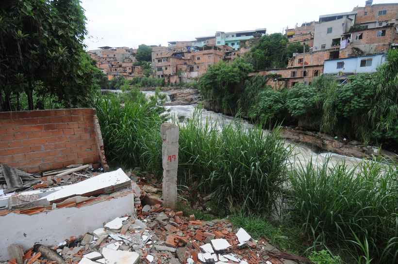 Moradores do Ribeiro de Abreu estão com medo de serem as próximas vítimas da chuva - Leandro Couri/EM/D.A. Press