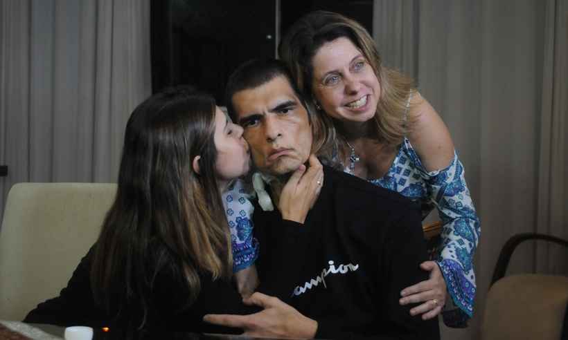 ''Meu esporte agora é dar um passo'', diz vítima da Backer que deixou hospital nesta sexta - Túlio Santos/EM/D.A Press