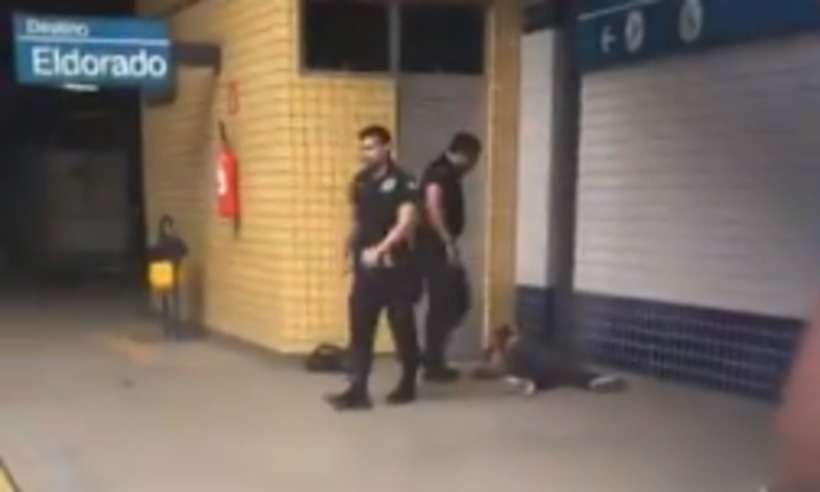 Homem agredido com chute no metrô tem transtorno psicológico, diz testemunha - Reprodução/Twitter