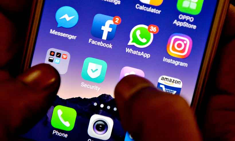   Redes sociais ajudam a espalhar pânico com coronavírus - ARUN SANKAR/AFP 
