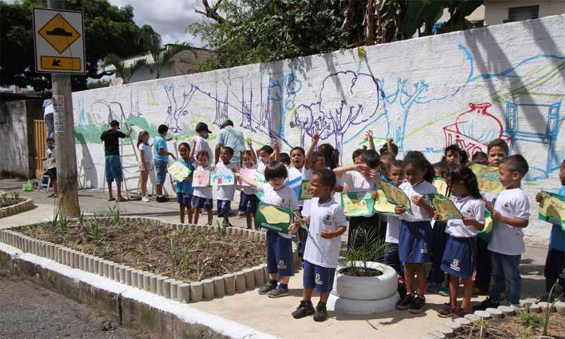 Crianças pintam 'ponto limpo' em projeto de conscientização contra bota-fora ilegal - Edésio Ferreira/EM/D.A Press