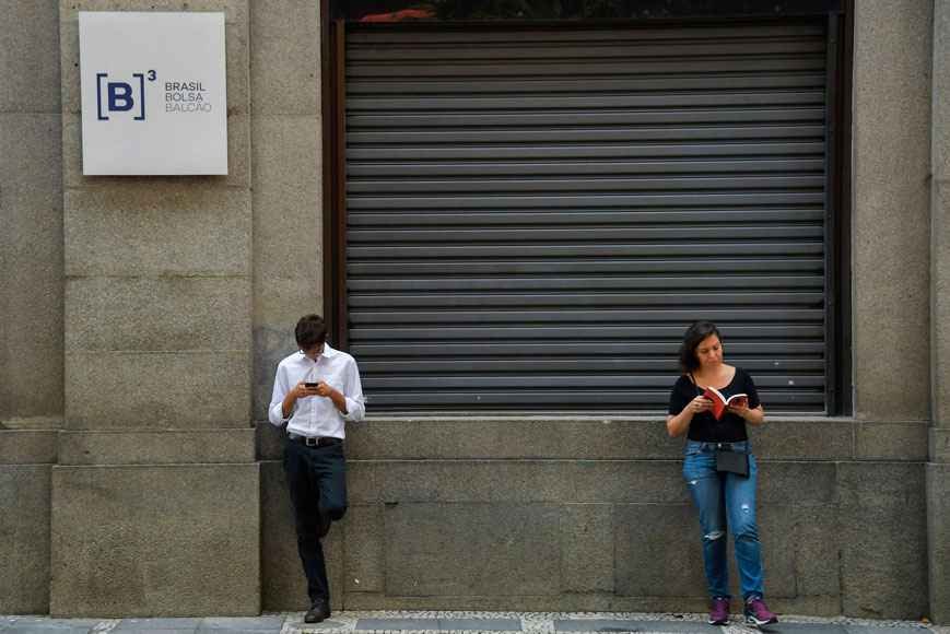 Circuit breaker: trava cria dura rotina na bolsa de valores - Nelson Almeida/AFP