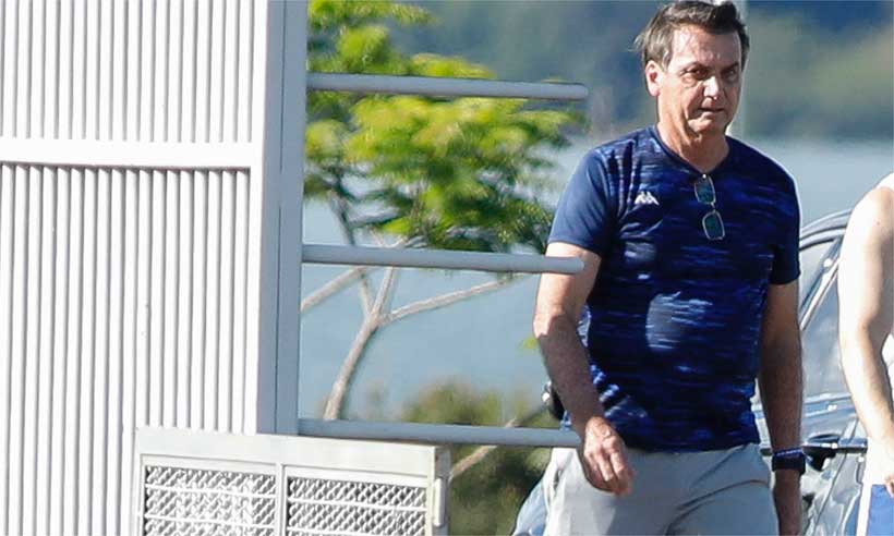 Em quarentena, Bolsonaro recebe ex-deputado no Palácio da Alvorada  - SERGIO LIMA / AFP